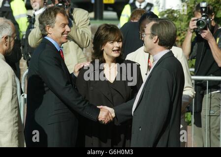 Il primo Ministro Tony Blair e sua moglie Cherie arrivano alla Chiesa Metodista del Punshon a Bournemouth per un servizio speciale per i delegati della Conferenza del Partito laburista di questa settimana. Foto Stock