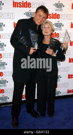 Shane Richie e Hilda Braid con i loro premi durante i premi Inside SOAP Awards 2003 a la Rascasse nel centro di Londra. Foto Stock