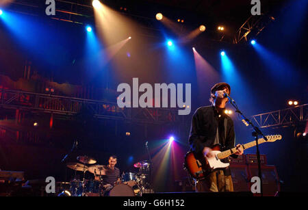 Fran Healy, della rock band scozzese Travis, si esibisce dal vivo per lanciare i MTV Europe Music Awards 2003 al Royal Festival Hall nel centro di Londra. Travis è stata annunciata come la prima band che si esibirà dal vivo ai premi di Edimburgo. Foto Stock