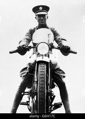 L'Aircraftsman Thomas Edward Shaw sulla sua moto; un Brough Superior SS100. Shaw era meglio conosciuto come Lt col T.E. Lawrence o 'Lawrence d'Arabia - UN fattore importante nella guerra del deserto nella prima guerra mondiale, un consigliere al principe Faisal durante la Conferenza di pace di Versailles, un autore rinomato e un archeologo. È stato ucciso in un incidente motociclistico nel 1935. Foto Stock