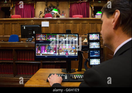 Telecamere introdotto nei tribunali Foto Stock