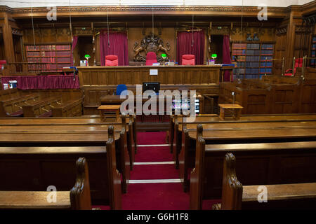 Telecamere introdotto nei tribunali Foto Stock