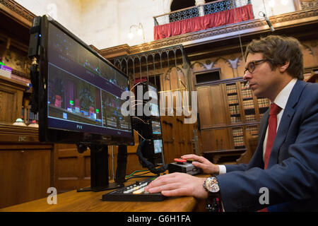 Telecamere introdotto nei tribunali Foto Stock