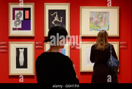 Un visitatore guarda le opere d'arte dei Royal Academician che saranno esposte alla Queen's Gallery a Buckingham Palace a Londra. Foto Stock