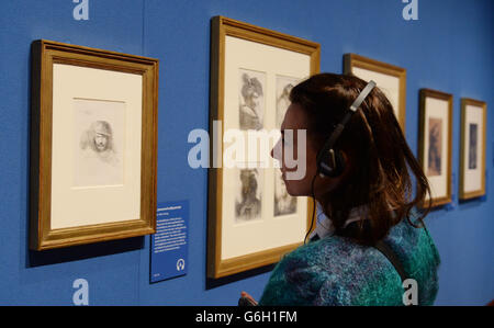 Un visitatore guarda una mostra di opere del disegnatore del XVII secolo Giovanni Benedetto Castiglione che va in mostra alla Queen's Gallery di Buckingham Palace a Londra. Foto Stock