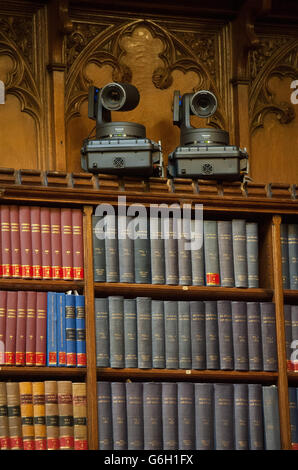 Telecamere introdotto nei tribunali Foto Stock