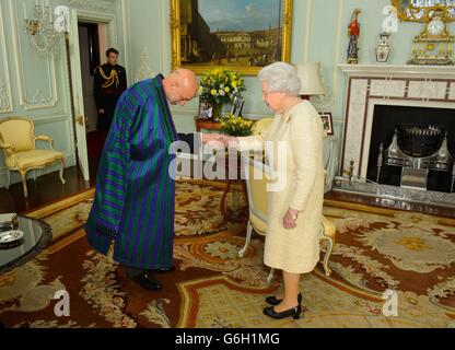 La regina Elisabetta II incontra il presidente dell'Afghanistan Hamid Karzai in udienza a Buckingham Palace, Londra. Foto Stock