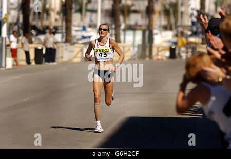 Paula Radcliffe si è allontanata dal pack mentre si reca alla vittoria alla mezza maratona mondiale IAAF a Vilamoura, Portogallo. Foto Stock