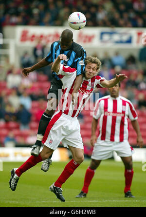 Marlon Harewood (a sinistra) della foresta di Nottingham in azione con John Halls of Stoke City, durante la loro partita Nationwide Division One al Britannia Stadium di Stoke. Punteggio finale: Stoke City 2, Nottingham Forest 1. . Foto Stock