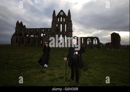 Millie Aked e James Kay da Hebdon Bridge presso Whitby Abbey durante il Whitby Goth Weekend, che è un festival biennale per i goti a Whitby, nello Yorkshire del Nord. Foto Stock