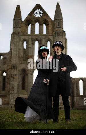 Millie Aked e James Kay da Hebdon Bridge presso Whitby Abbey durante il Whitby Goth Weekend, che è un festival biennale per i goti a Whitby, nello Yorkshire del Nord. Foto Stock