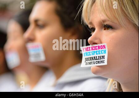 I sostenitori del giornalista britannico Kieron Bryan prendono parte a una protesta silenziosa al di fuori dell'ambasciata russa, nel centro di Londra, per chiedere il rilascio dell'attivista e giornalista Greenpeace detenuto in Russia mentre protestano contro le trivellazioni nell'artico. Foto Stock