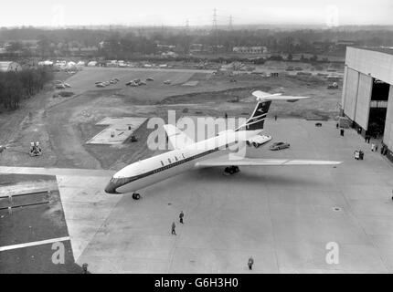 La nuova Vickers VC10 viene tolta per la prima volta dalla sua gruccia, presso la fabbrica Brooklands a Weybridge, Surrey. L'aereo è previsto per il suo primo volo a maggio. L'aereo di linea, lungo 158 piedi, ha quattro motori Rolls-Royce Conway montati in coppia alla coda. Quarantadue degli aerei sono stati ordinati per BOAC. I dispositivi di atterraggio automatici devono essere incorporati nel VC10. Foto Stock