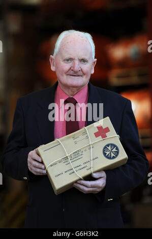 David Isherwood, 80 anni, delle Isole del canale, presso l'unità di emergenza di Bristol, detiene una replica WW2 pacchetto alimentare della Croce Rossa, simile a quelli che lo hanno mantenuto vivo durante l'occupazione tedesca della sua casa nella seconda guerra mondiale. Foto Stock