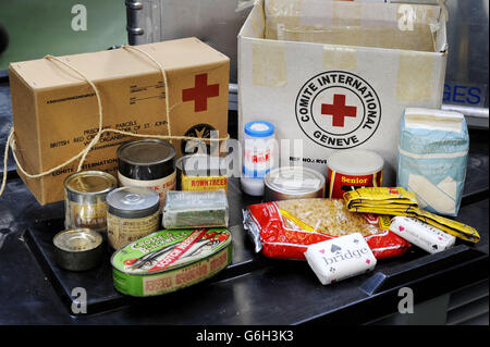 Una replica WW2 Red Cross pacchetto alimentare insieme a un moderno giorno equivalente presso l'unità di emergenza Bristol. Foto Stock