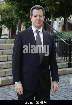 Segretario Capo ombra al Tesoro Chris Leslie fuori dalle Camere del Parlamento, nel centro di Londra. Foto Stock