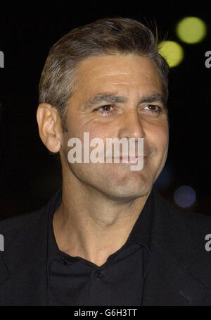 George Clooney arriva a Palazzo del Cinema, Lido, Venezia, per una proiezione del suo nuovo film 'intollerabile crudeltà', alla 60° Mostra Internazionale di Arte cinematografica, il Festival del Cinema di Venezia. Foto Stock