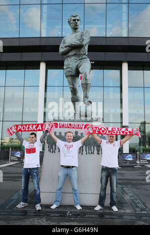 Calcio - Qualifiche Coppa del mondo FIFA - Gruppo H - Inghilterra / Polonia - Stadio di Wembley. I tifosi della Polonia si trovano di fronte alla statua di Bobby Moore prima della gara di qualificazione della Coppa del mondo FIFA 2014, il gruppo H al Wembley Stadium di Londra. Foto Stock