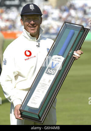 Il guardiano del wicket inglese Alec Stewart si presenta con una mazza per celebrare il suo ritiro dal cricket internazionale dopo il quinto test di npower all'Oval, Londra. Foto Stock