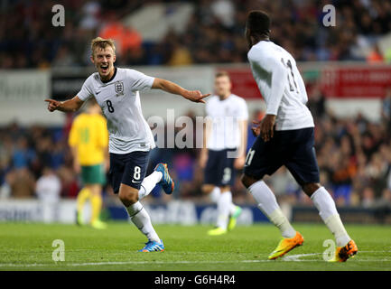 James Ward-Prowse dell'Inghilterra U21 celebra il suo obiettivo durante la UEFA Euro 2015 sotto le 21 Qualifiche, Pool One match a Portman Road, Ipswich. Foto Stock