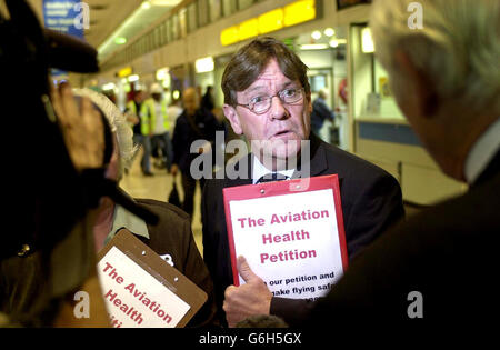 John Smith, deputato del lavoro gallese, raccoglie le firme all'aeroporto di Heathrow, Londra. Smith oggi ha sfidato le compagnie aeree a smettere di nascondersi dalle loro responsabilità, mentre ha lanciato una petizione che li invita ad accettare la colpa legale per gli incidenti di trombosi venosa profonda sui voli. Smith, con l'aiuto di una madre che ha perso il figlio a causa della cosiddetta "sindrome di classe economica", raccoglieva firme all'aeroporto di Heathrow a sostegno di misure volte a rendere le compagnie aeree più responsabili della salute e del benessere dei passeggeri. Foto Stock