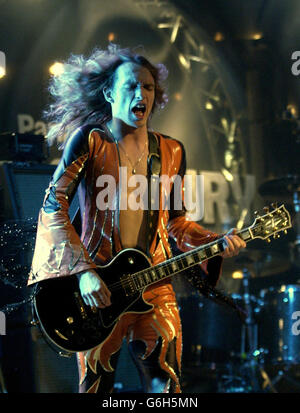 Justin Hawkins of the Darkness si esibisce sul palco al Panasonic Mercury Music Prize presso il Grosvenor House Hotel nel centro di Londra. Foto Stock