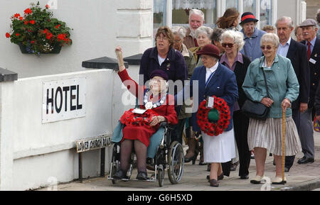 Dorothy Rhodes MBE (in sedia a rotelle) Presidente Nazionale della voce dei pensionati e altri delegati si muovono verso un memoriale di guerra locale per deporre le corone durante la loro 64esima Conferenza annuale a Weston-Super-Mare. Nel frattempo, a Londra si è manifestata una protesta contro la politica pensionistica statale del governo. Organizzata dalla Convenzione nazionale dei pensionati, la gente si aspettava di essere ascoltata da 100 a 200 politici, molti dei quali avevano accettato di riunitarsi nell'enorme Westminster Hall del Parlamento per ascoltare le preoccupazioni. Foto Stock