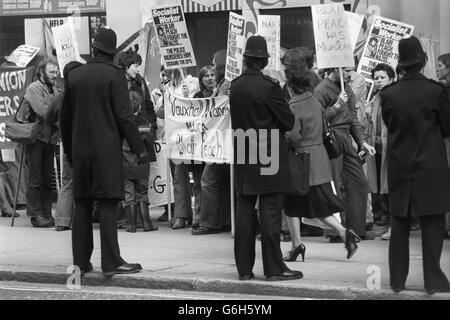 News - Southall sommosse - Insegnanti contro i nazisti - New Scotland Yard - London Foto Stock