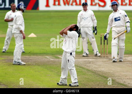 Mushtaq Ahmed di Sussex copre il suo volto durante il giorno uno del loro Frazzell County Championship match, a Old Trafford, Manchester. Foto Stock