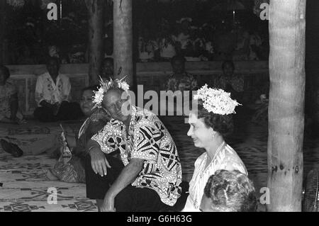 La Regina e il Duca di Edimburgo assistono alla danza tradizionale durante la loro visita alle isole del Pacifico meridionale di Tuvalu. Foto Stock