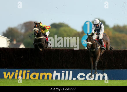 Il vice abile (a destra) guidato da Jason Maguire salta l'ultimo primo prima di essere battuto in secondo luogo da Gallox Bridge (a sinistra) guidato da Richard Johnson in The William Hill - Exclusive Mobile Offerte handicap Chase durante William Hill Jump Domenica a Kempton Park Racecourse, Kempton. Foto Stock