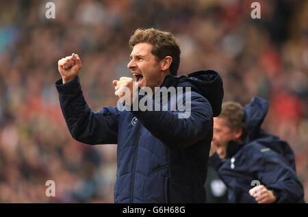 Calcio - Barclays Premier League - Aston Villa v Tottenham Hotspur - Villa Park. Andre Villas-Boas, il manager di Tottenham Hotspur, festeggia dopo che Roberto Soldado ha raggiunto il secondo obiettivo della sua squadra Foto Stock