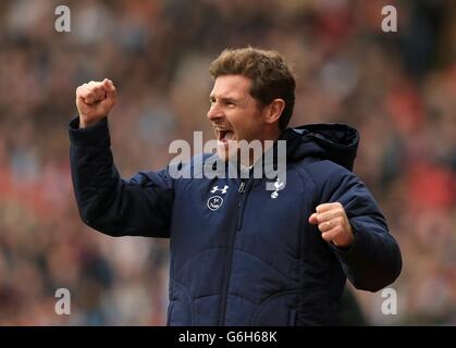 Il manager di Tottenham Hotspur Andre Villas-Boas festeggia dopo che Roberto Soldado ha ottenuto il secondo gol della sua squadra Foto Stock