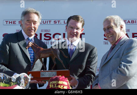 L'allenatore vincitore Aiden o'Brien (centro) riceve il trofeo dopo che il suo cavallo, Brian Boru, ha vinto il Seabiscuit St Leger Stakes a Doncaster. Foto Stock
