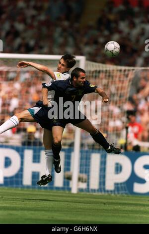 15-GIU-96 .Inghilterra / Scozia. Gary Neville di Englnd batte John Spencer in aria in Scozia Foto Stock