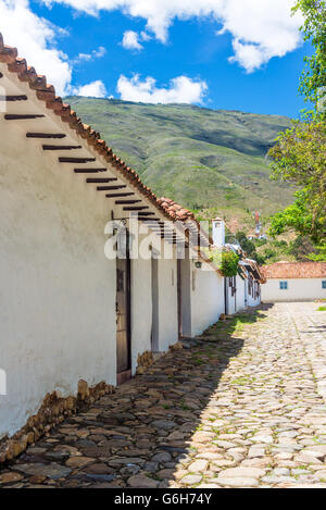 In ciottoli di strada coloniale in Villa de Leyva, Colombia Foto Stock