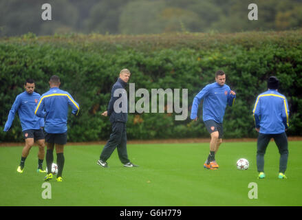 Arsenal's Manager Arsene Wenger guarda i suoi giocatori durante una sessione di allenamento a London Colney, St Albans. Foto Stock