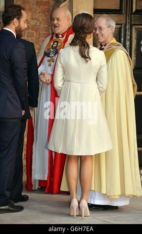 Pippa e James Middleton parlano con l'arcivescovo di Canterbury quando arrivano a Chapel Royal nel St James's Palace, nel centro di Londra per il battesimo del principe Giorgio di Cambridge. Foto Stock