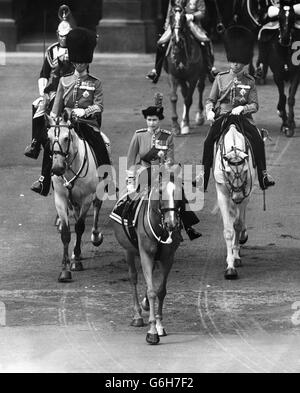Royalty - Queen Elizabeth II - Trooping del colore - Buckingham Palace Foto Stock