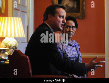 Il primo ministro David Cameron con il leader birmano dell'opposizione Aung San Suu Kyi in un incontro tenutosi al 10 di Downing Street a Londra. Foto Stock