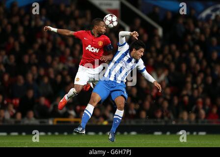 Calcio - UEFA Champions League - Gruppo A - Manchester United / Real Sociedad - Old Trafford. Patrice Evra del Manchester United (a sinistra) e Carlos Alberto vela del Real Sociedad lottano per la palla Foto Stock