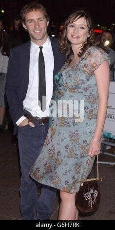 L'attrice Emily Mortimer e il marito Alessandro Novono arrivano per la prima del suo nuovo film Young Adam al Warner Village West End di Leicester Square a Londra. Foto Stock