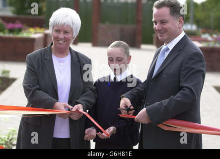 Il primo Ministro Jack McConnell apre ufficialmente il nuovo Castlehill Community Park a Gowkthraple, vicino a Wishaw, con una mano di aiuto da parte di un insegnante in pensione della Castle Hill Primary School Marjorie McKinnon (a sinistra) e l'allievo Stephanie Richardson. Il parco costava quattrocentocinquanta migliaia di sterline è stato reso possibile da una partnership di gruppi d'azione genitori, residents locali, North Lanarkshire council e Scottish Natural Heritage. Foto Stock