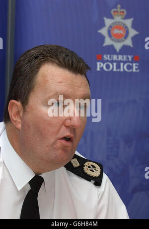 Surrey Police Vice Chief Constable Bob Quick parla ai media di Londra. La polizia di Surrey ha annunciato oggi che non hanno prove che suggeriscono che la morte di numerosi soldati presso le caserme potrebbe essere indagata ulteriormente. Foto Stock