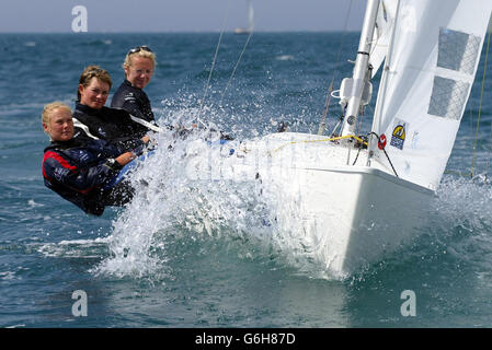 Shirley Robertson in azione con il suo equipaggio di Sarah Ayton (a sinistra) e Sarah Webb (centro) ai Campionati del mondo di vela a Cadice, Spagna. Hanno finito settimo nella classe Yngling e potrebbero essere i selezionati come il primo della squadra olimpica britannica per Atene 2004. Foto Stock