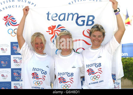 Shirley Robertson (centro) e la sua squadra di Sarah Ayton (a sinistra) e Sarah Webb celebrano la loro nomina alla squadra olimpica del Team GB per Atene 2004, ai Campionati mondiali di vela di Cadice, Spagna. Hanno finito settimo nella classe Yngling. Foto Stock