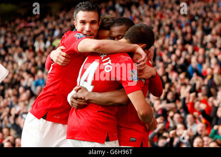 Robin van Persie del Manchester United celebra l'obiettivo di Javier Hernandez durante la partita della Premier League di Barclays Manchester United contro Stoke City presso l'Old Trafford, Manchester Foto Stock