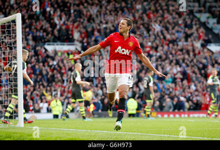 Javier Hernandez del Manchester United celebra il suo obiettivo durante la partita della Premier League di Barclays Manchester United contro Stoke City al Old Trafford, Manchester Foto Stock