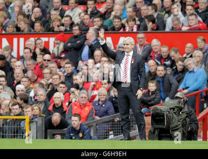 Il manager di Stoke City Mark Hughes durante la partita della Barclays Premier League Manchester United contro Stoke City presso la Old Trafford, Manchester Foto Stock