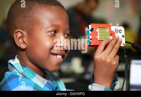 Dante Kiraka di 10 anni da Stevenage gioca con un dispositivo di gioco realizzato da Technology ci salveranno durante il Maker Party al Mozilla Festival 2013, al Ravensbourne College of Design and Communication di Greenwich, Londra. Foto Stock